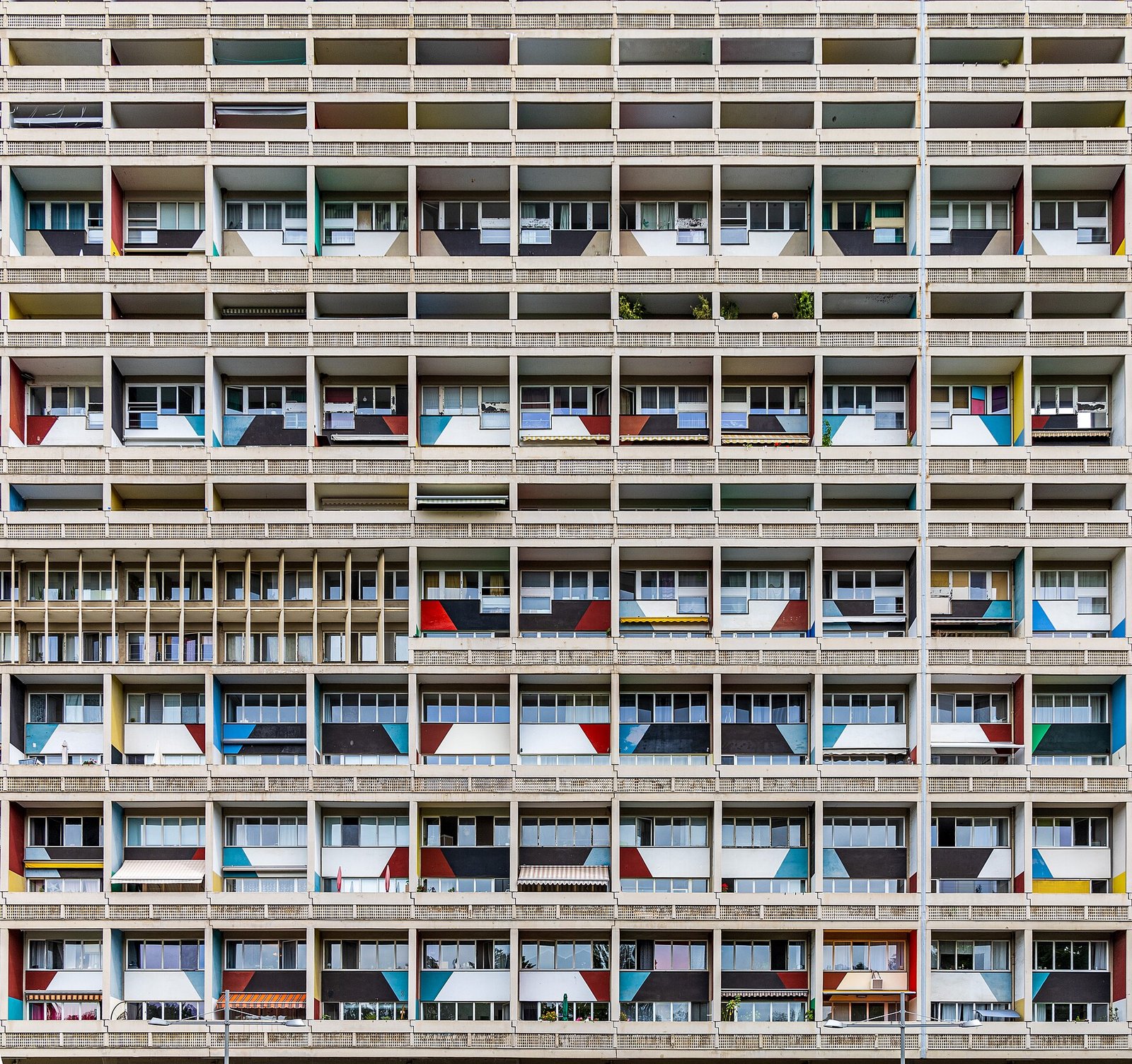 Fachada de la Unité d’Habitation de Le Corbusier en Berlín, con sus balcones de colores