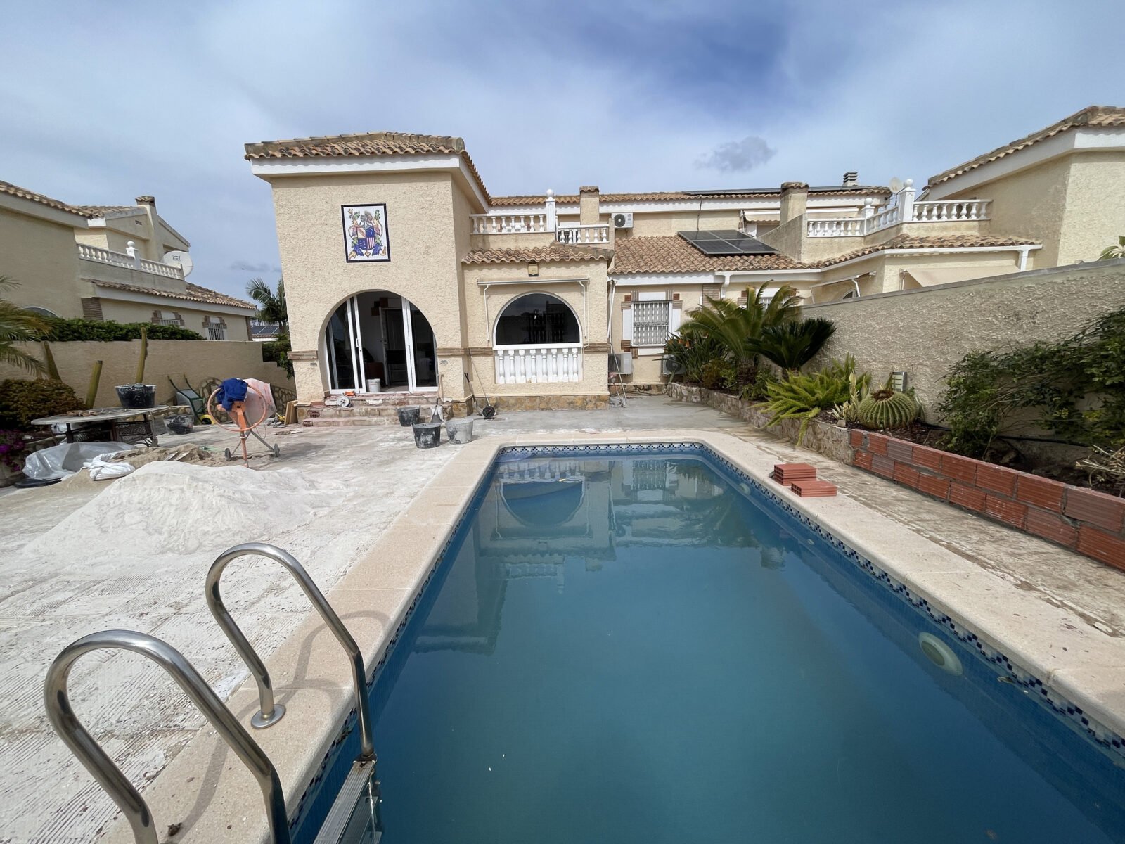 Vivienda pareada en Santa Pola durante la obra, con la parcela y la piscina