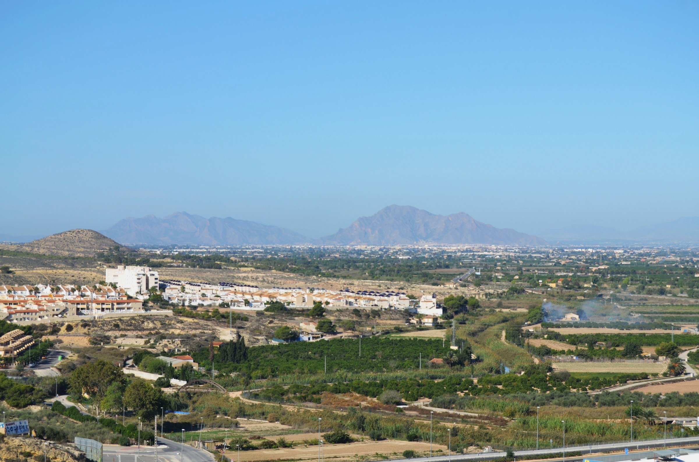 Huerta de la Vega Baja con pueblos, urbanizaciones y la sierra al fondo