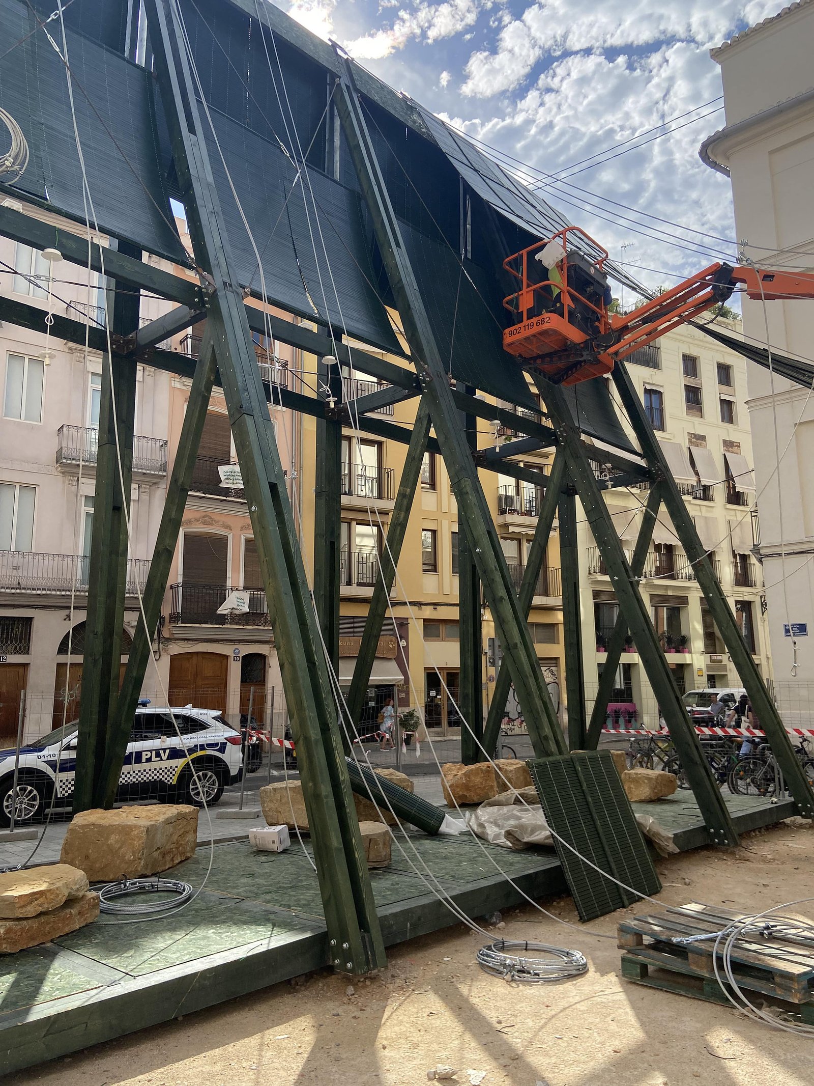 Montaje del pabellón Mediterráneo de Manuel Bouzas en València