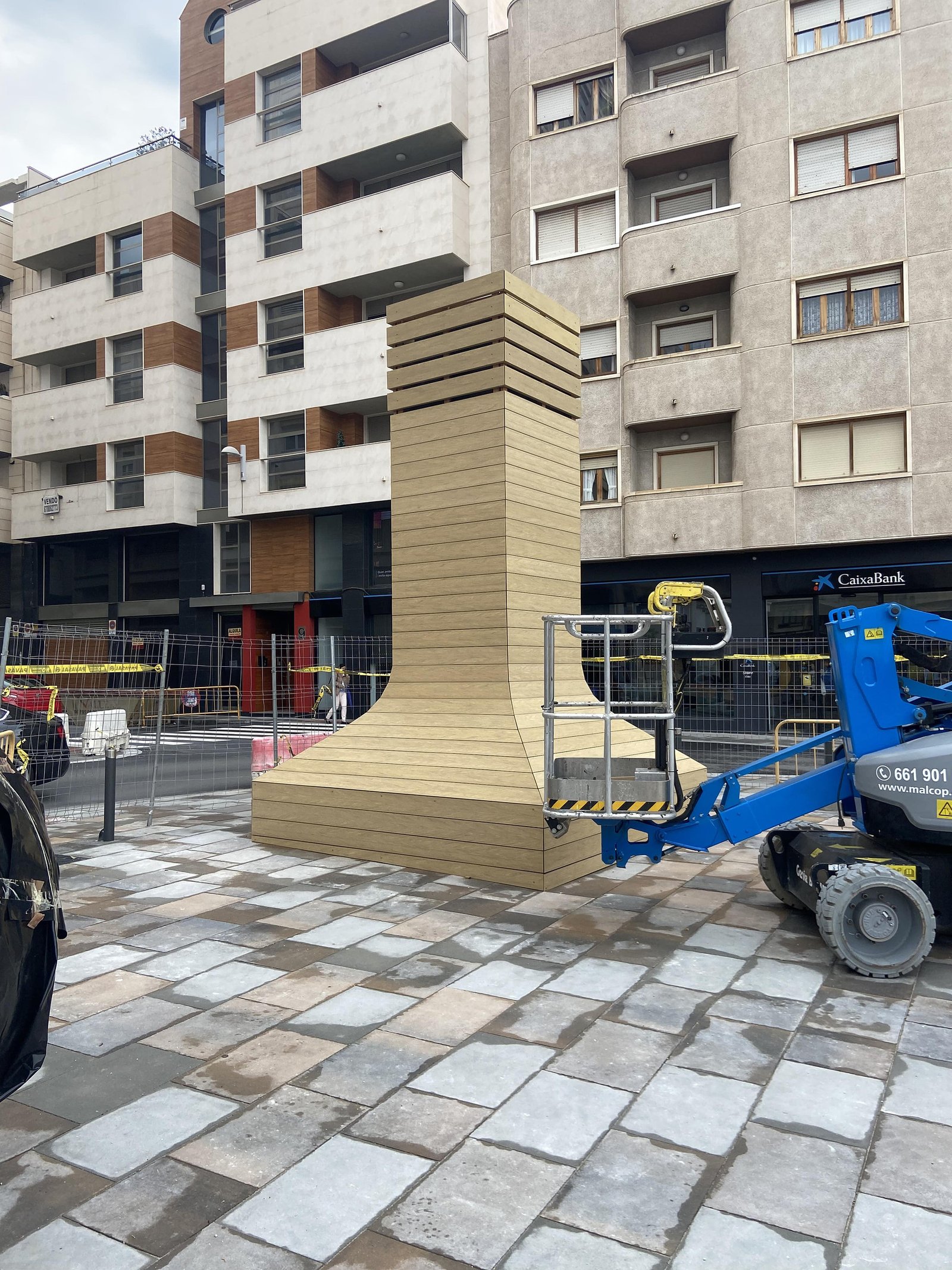 Estructura de madera terminada en una plaza