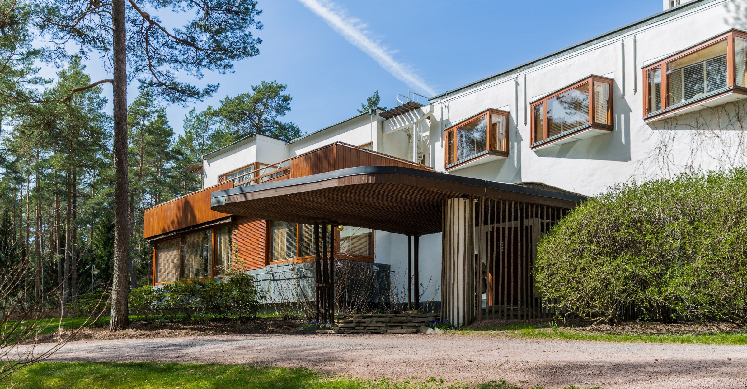 Villa Mairea, de Alvar Aalto, con su jardín delante