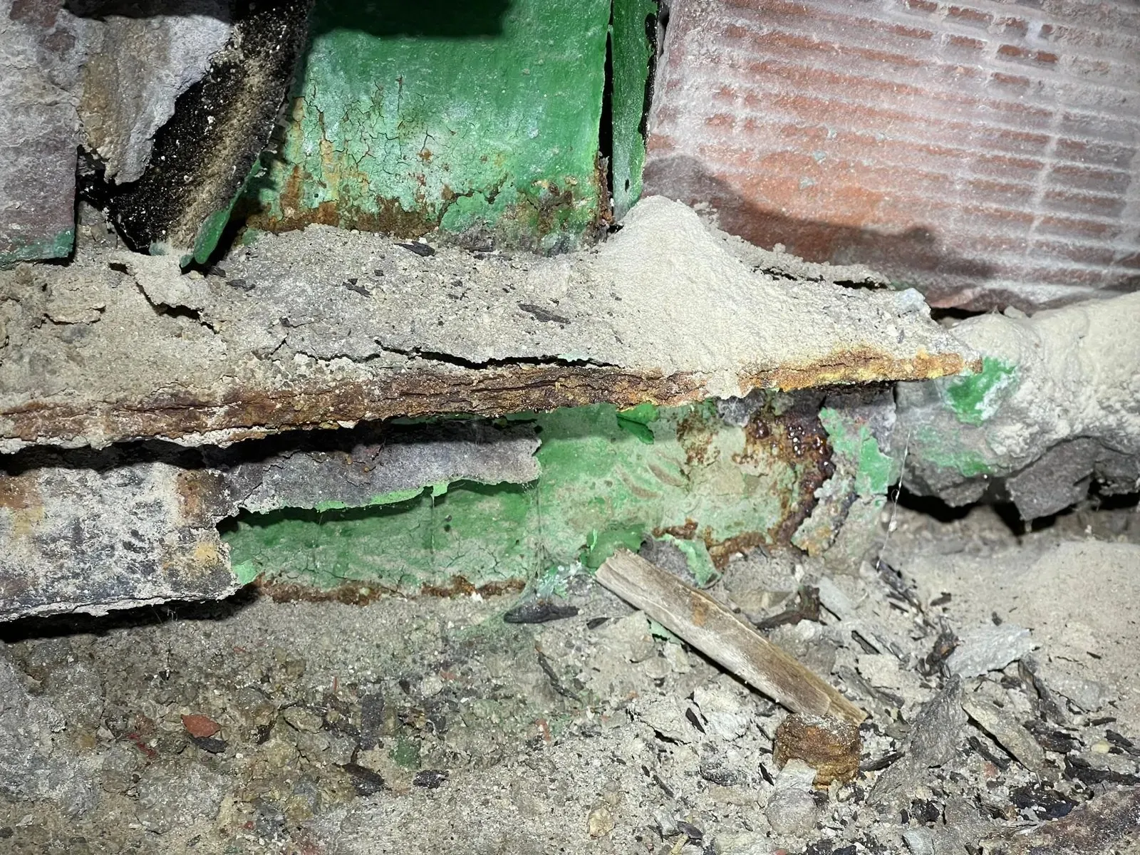 Base de pilar metálico con la placa abierta en capas de óxido