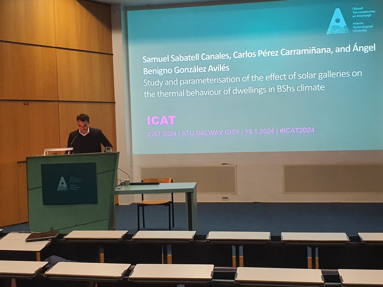 Samuel Sabatell presentando su investigación en el congreso ICAT 2024