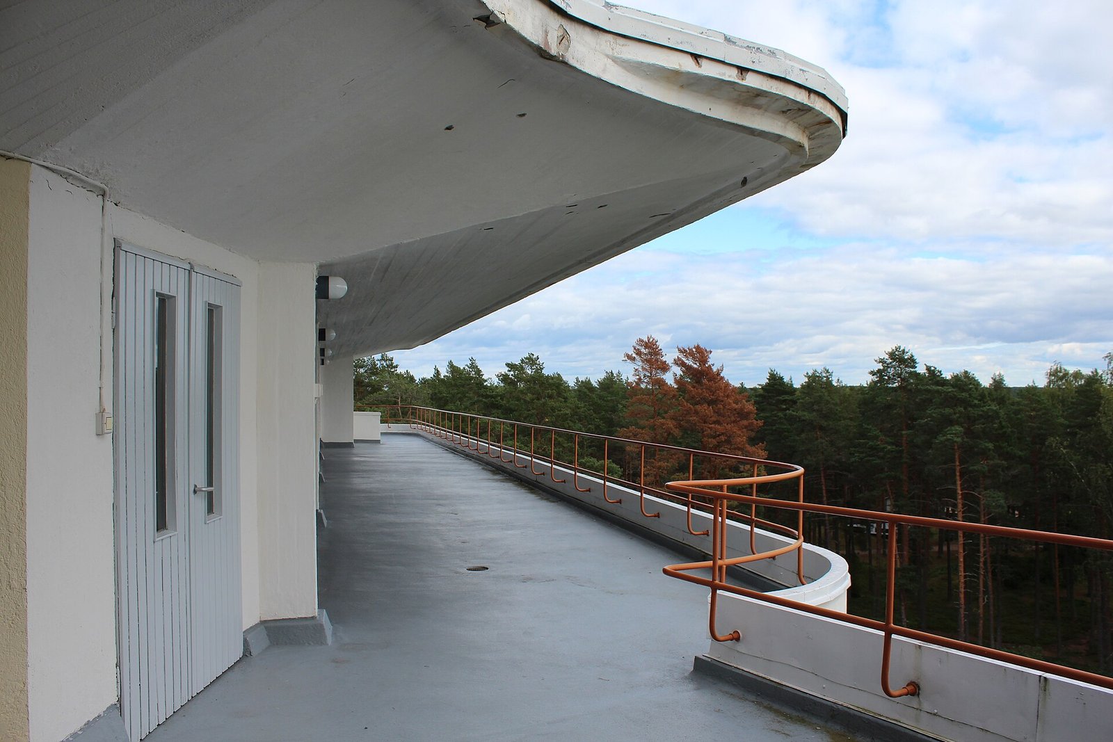 Terraza curva del sanatorio de Paimio de Alvar Aalto abierta al bosque