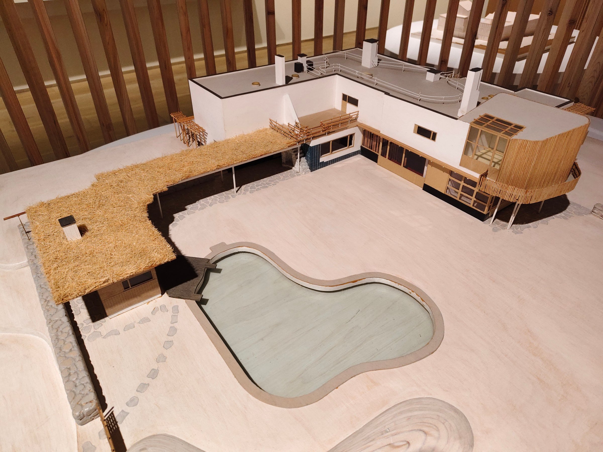 Maqueta de la Villa Mairea con la piscina y el jardín