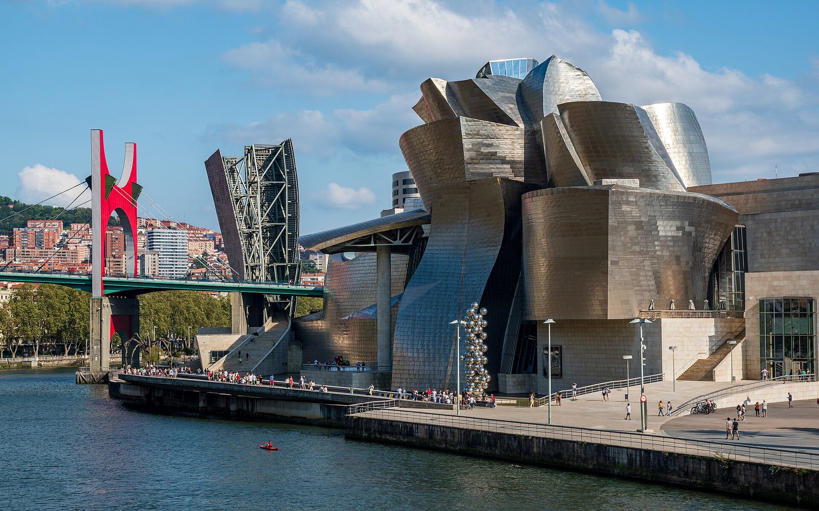 Museo Guggenheim de Bilbao junto a la ría