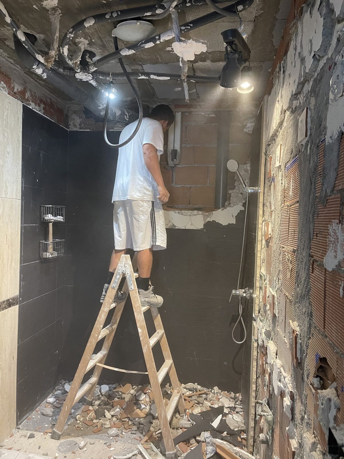 Demolición de un baño durante la obra