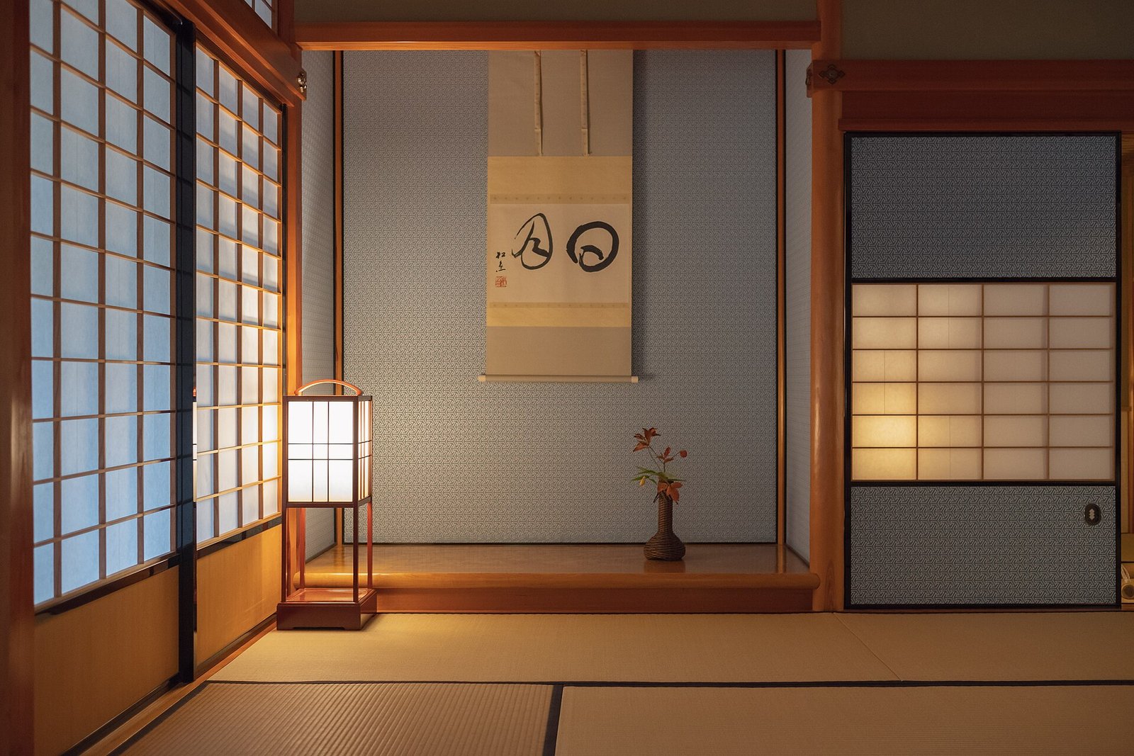 Rincón de una sala de té japonesa con tatamis, papel y luz tamizada