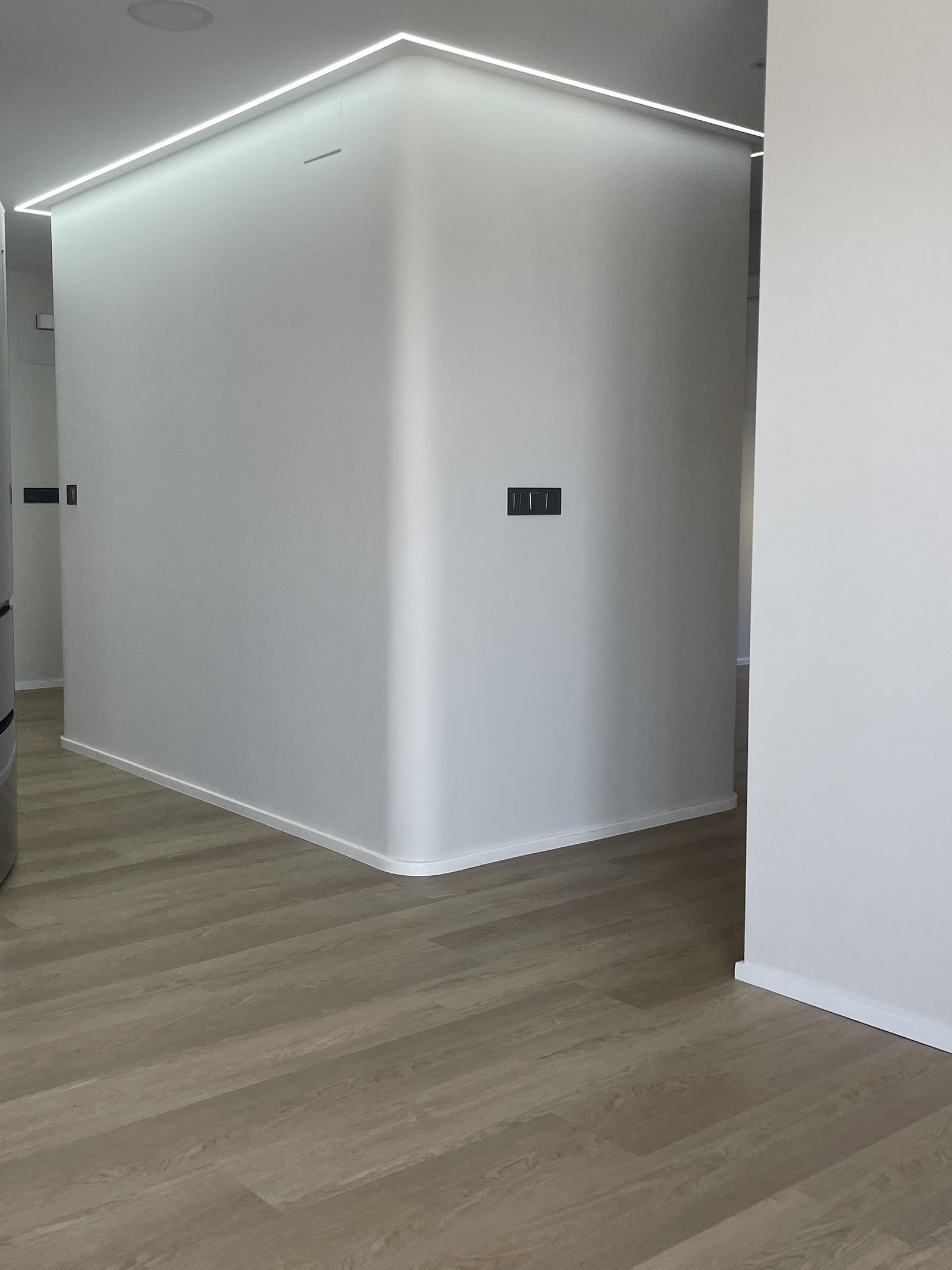 Volumen curvo iluminado en la vivienda reformada