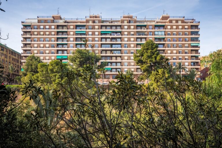 Dos pisos unidos en el Registro: cómo desvincularlos para venderlos por separado