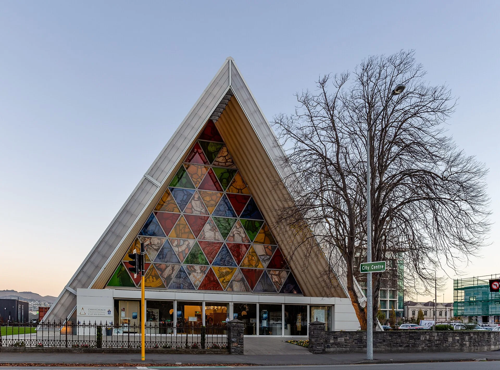 Catedral de cartón de Christchurch, en Nueva Zelanda, con su fachada triangular de tubos de cartón y vidrieras de colores