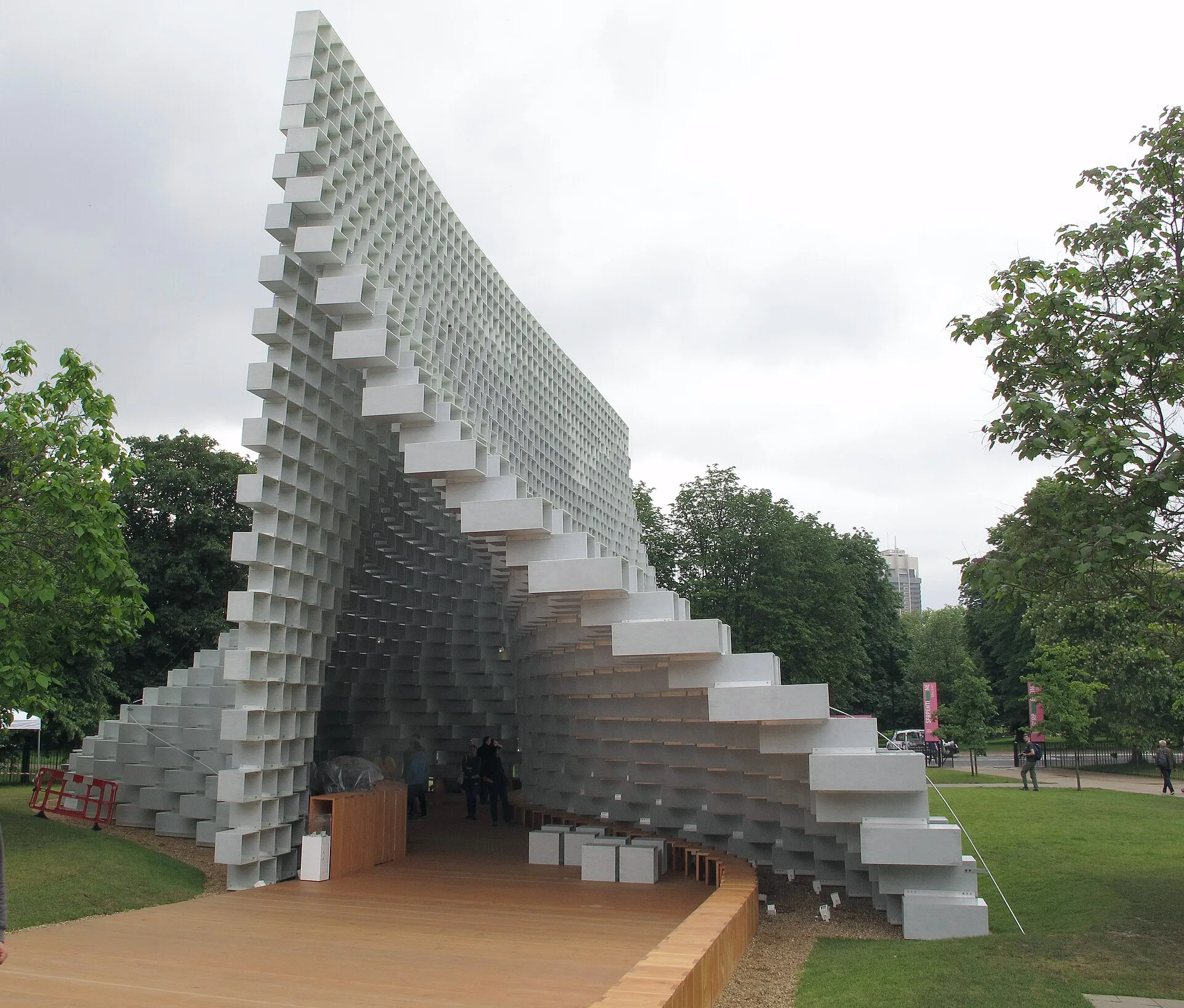 Pabellón temporal de la Serpentine Gallery de 2016 en Londres, un muro de módulos de fibra de vidrio que se abre en forma de cremallera