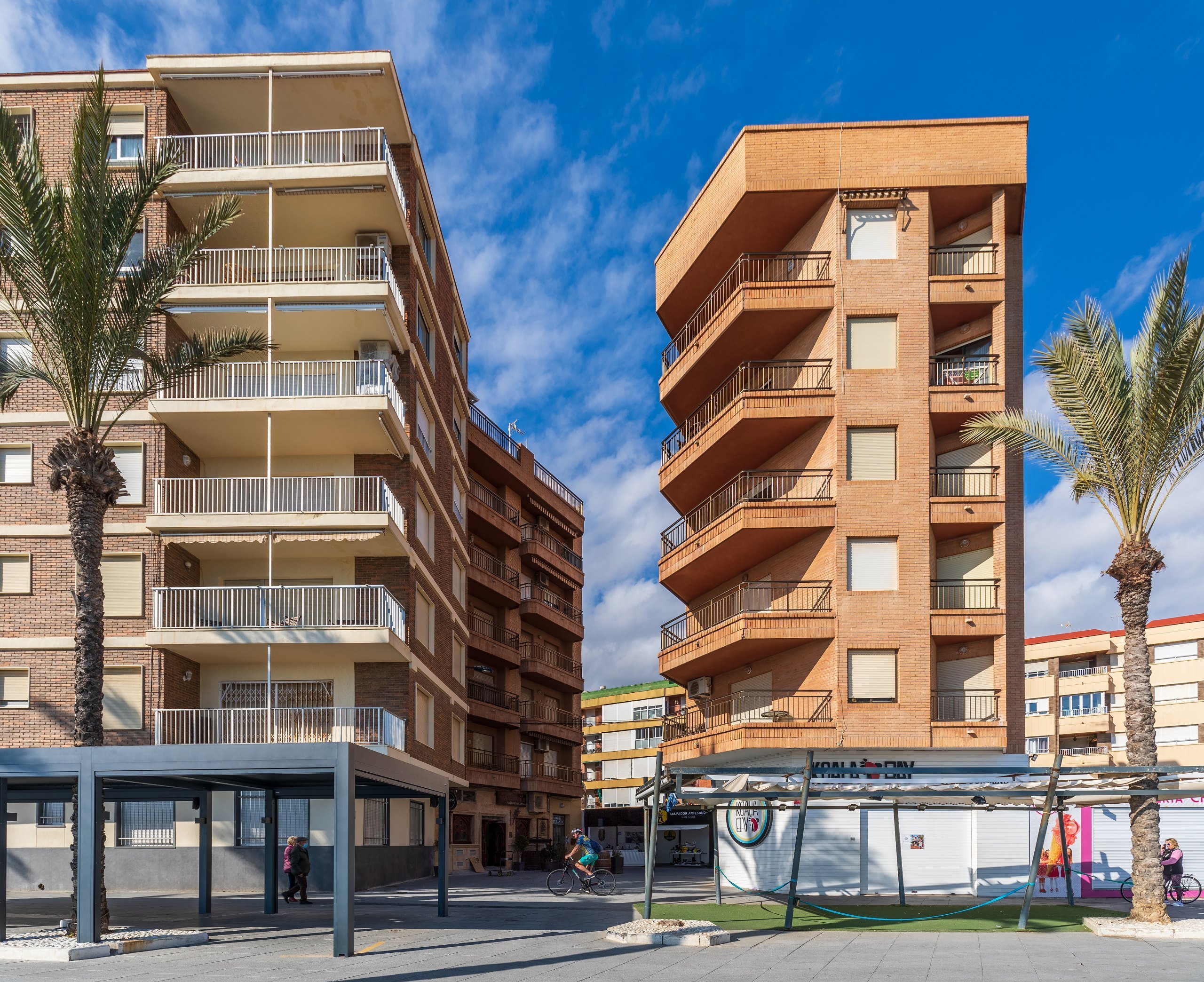 Edificios de apartamentos de los años ochenta en un paseo de Torrevieja