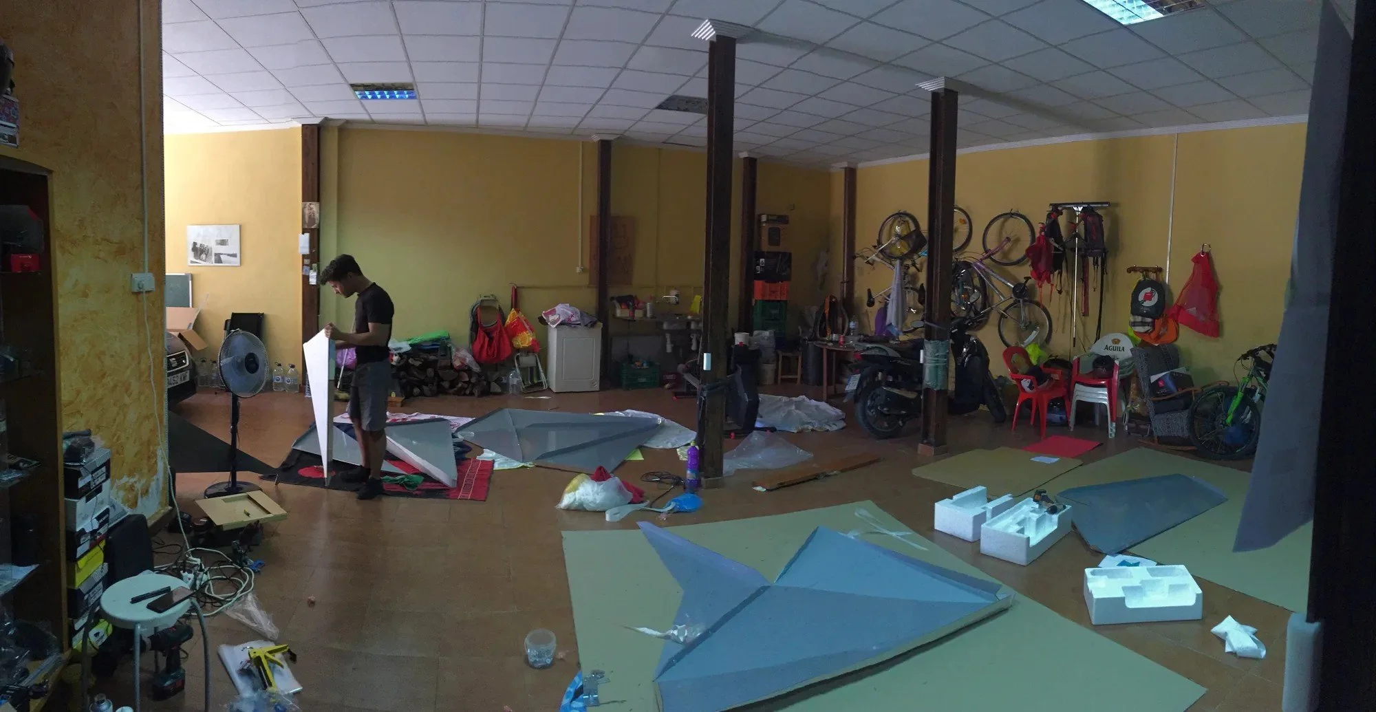 Local de trabajo con paneles de aluminio cortados en el suelo sobre plantillas, durante la fabricación de la instalación