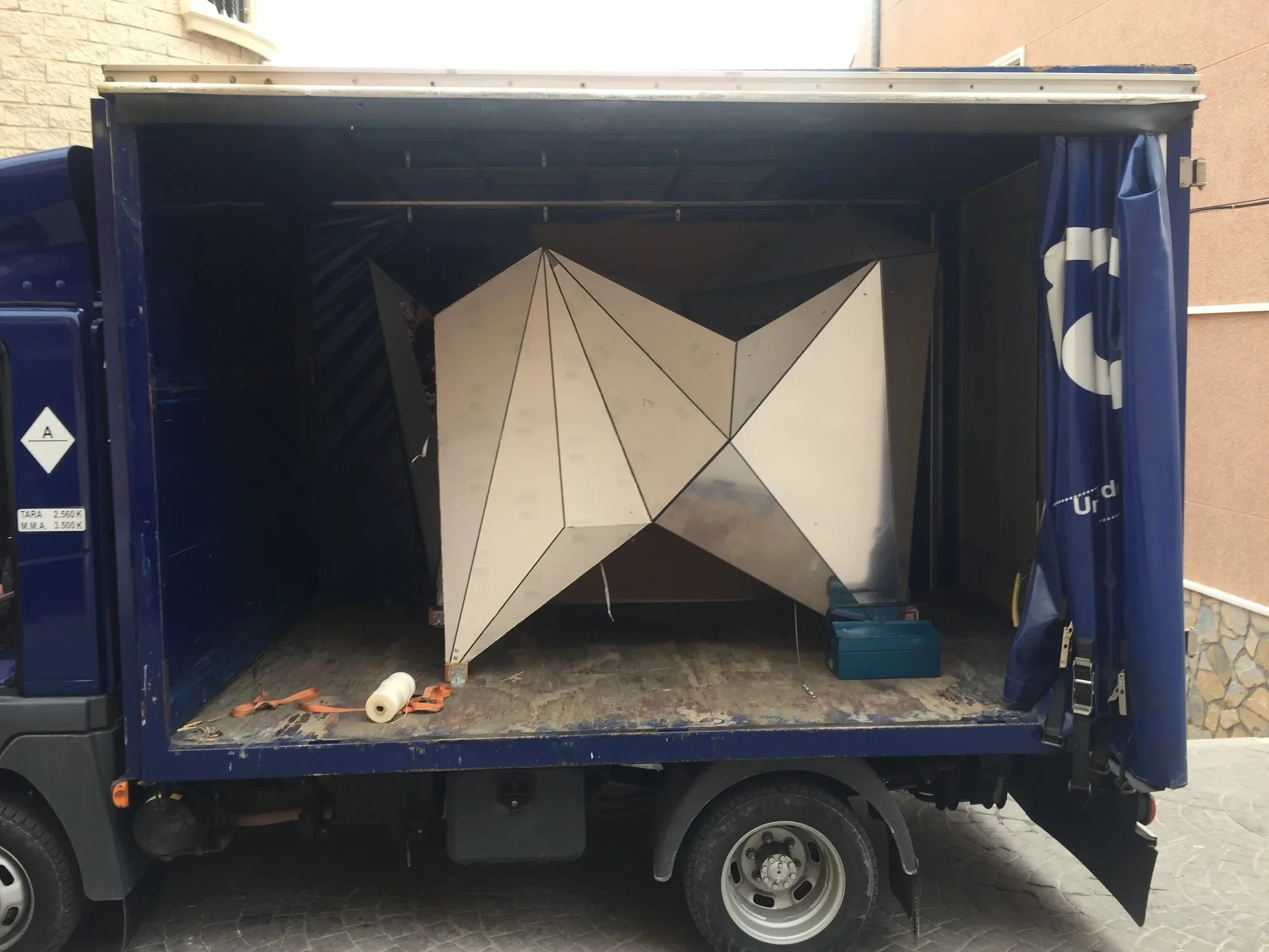 Uno de los volúmenes de la instalación, ya montado, dentro de la caja de un camión para su transporte