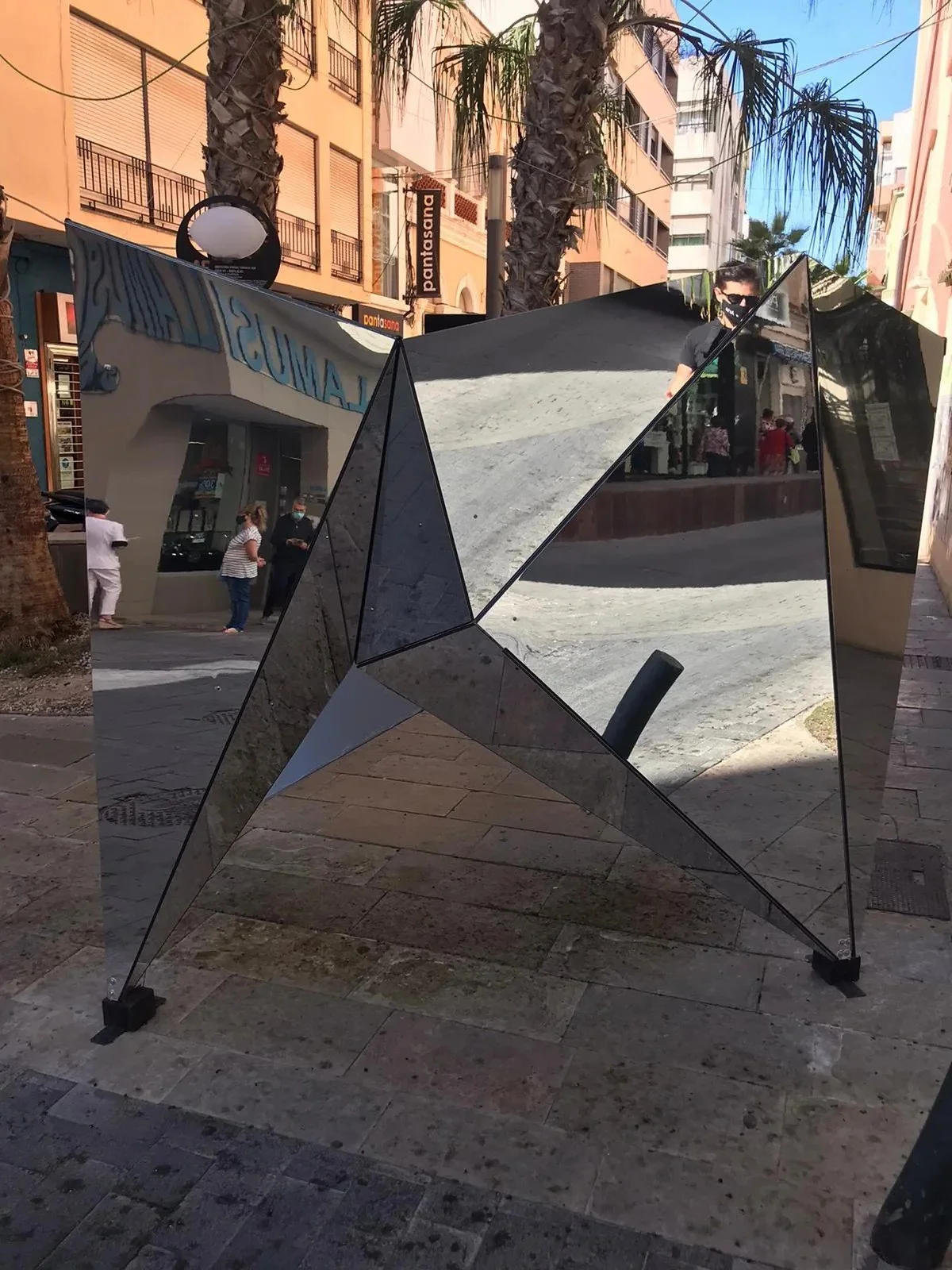 Volumen de Reflejo en la calle reflejando a los peatones y los comercios de alrededor