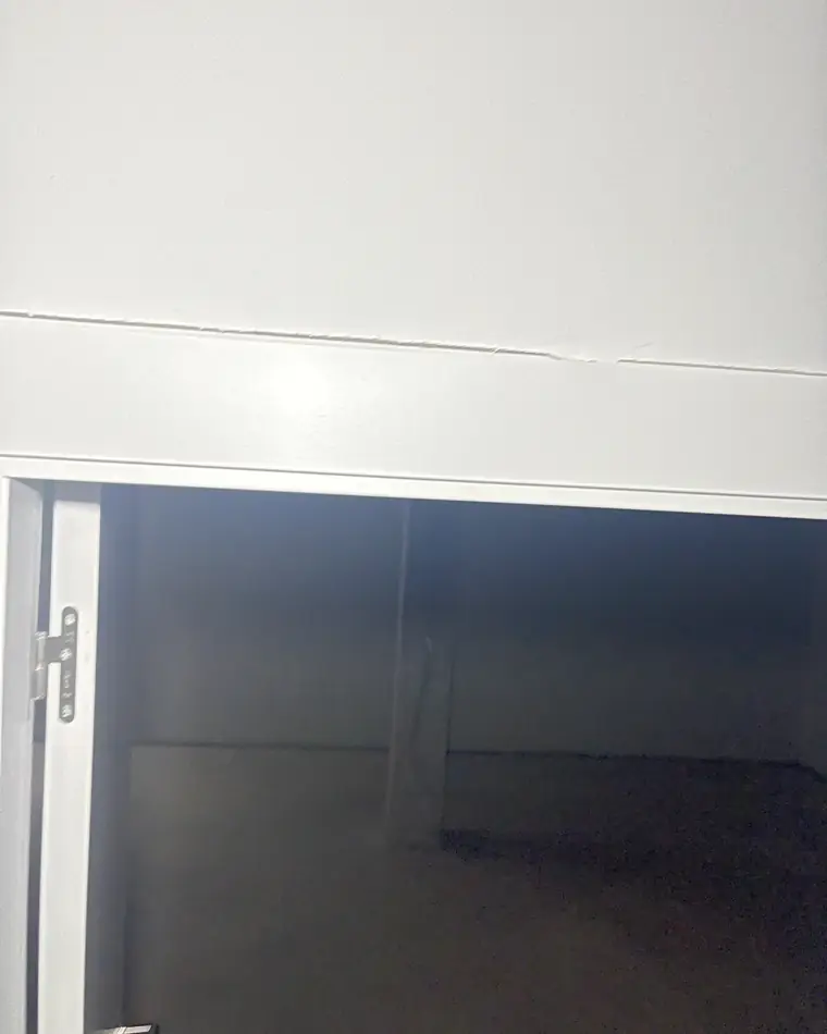Fisura en la pared justo encima del marco de una puerta