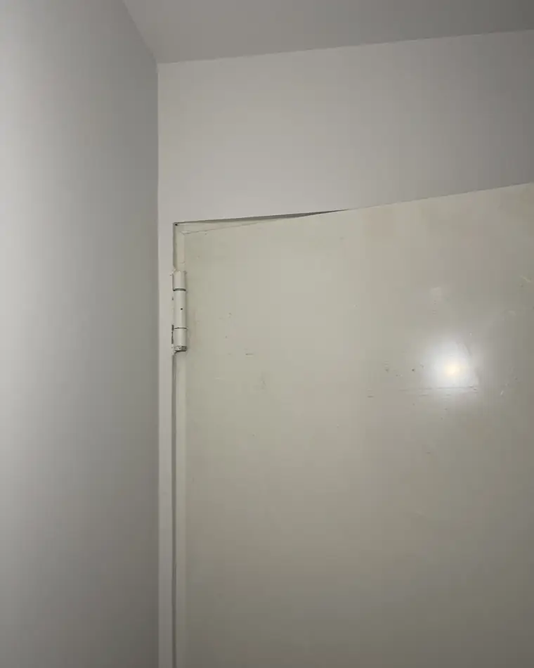Puerta con la holgura superior torcida respecto al marco
