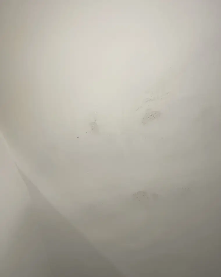 Manchas en la pintura de la pared de la escalera
