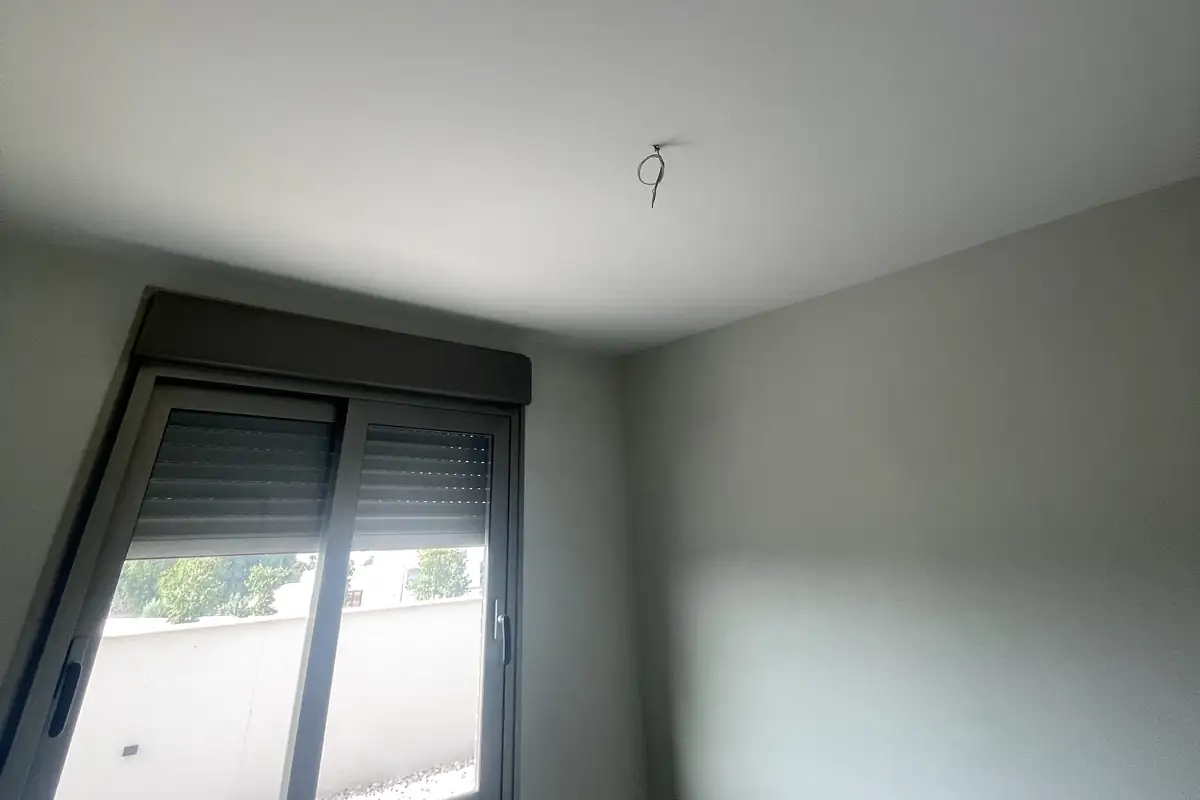Ventana de dormitorio en una vivienda nueva