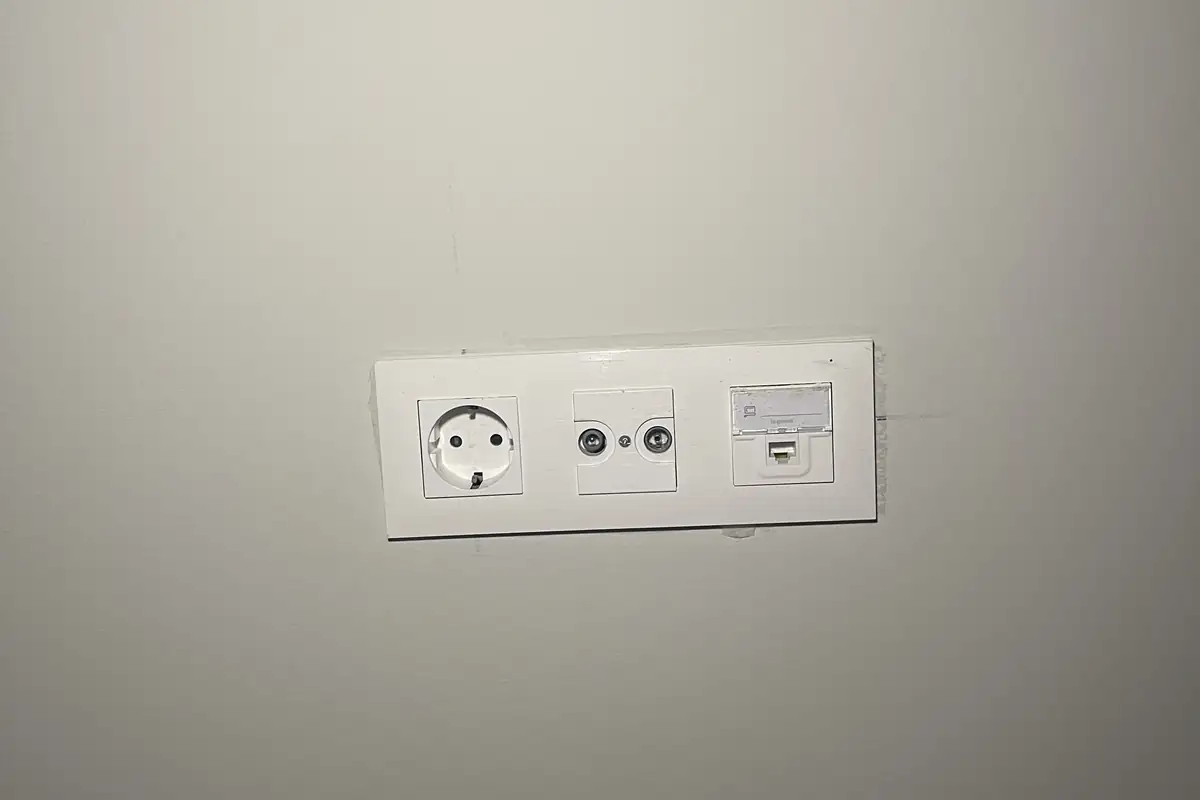 Enchufes en una pared de vivienda nueva