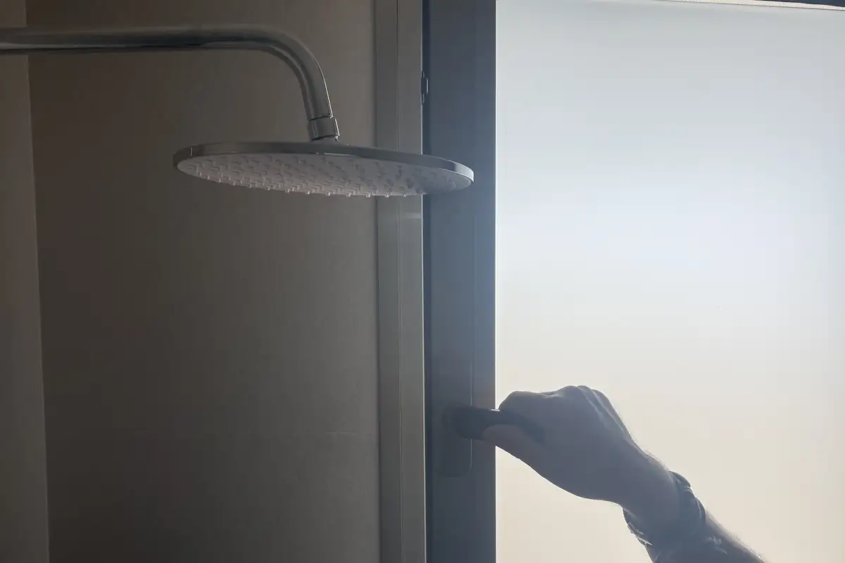 Ducha de un baño de vivienda nueva
