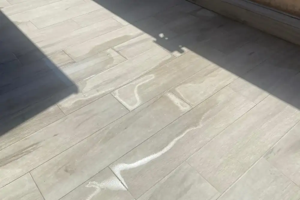 Terraza de vivienda nueva con agua encharcada