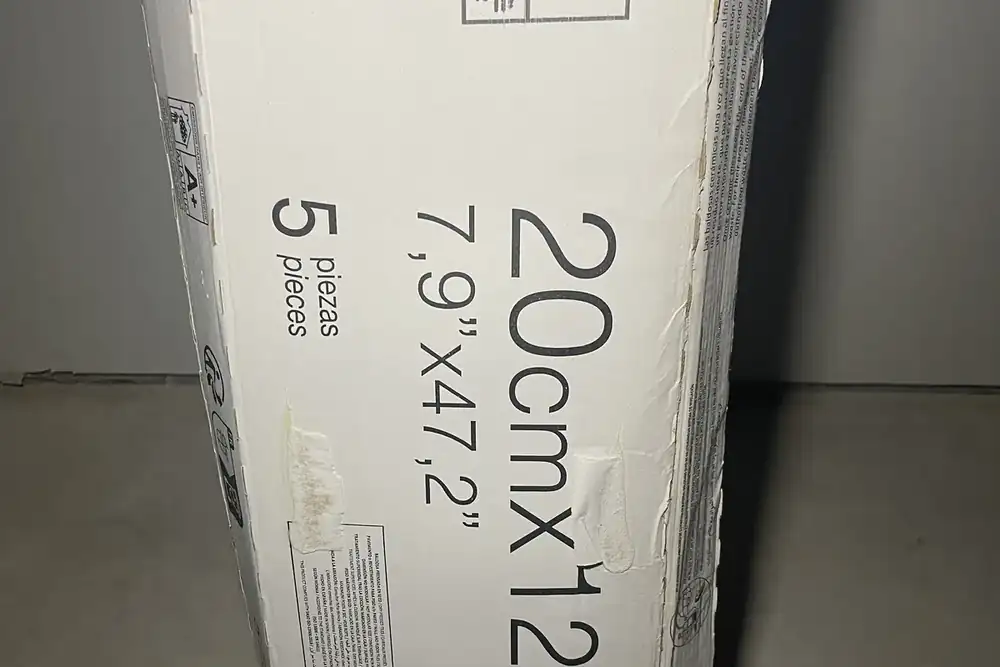 Caja de porcelánico con su etiqueta