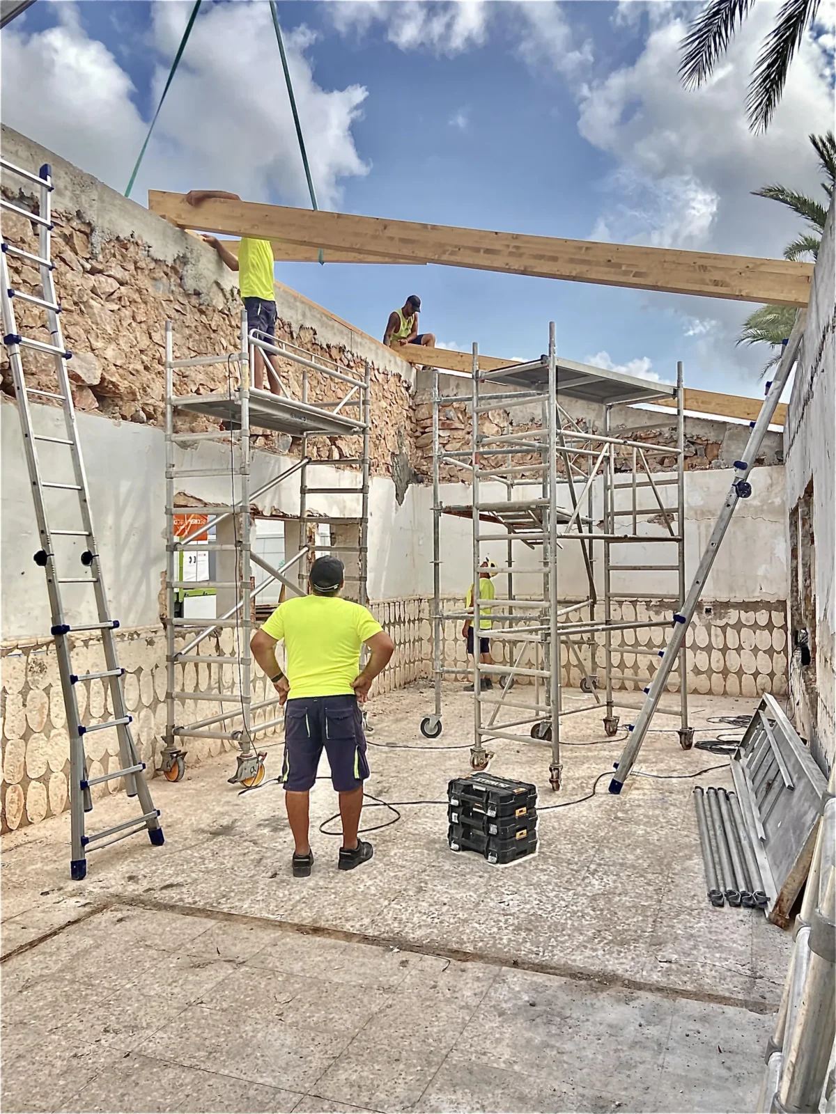 Rehabilitación con andamios y vigas de madera