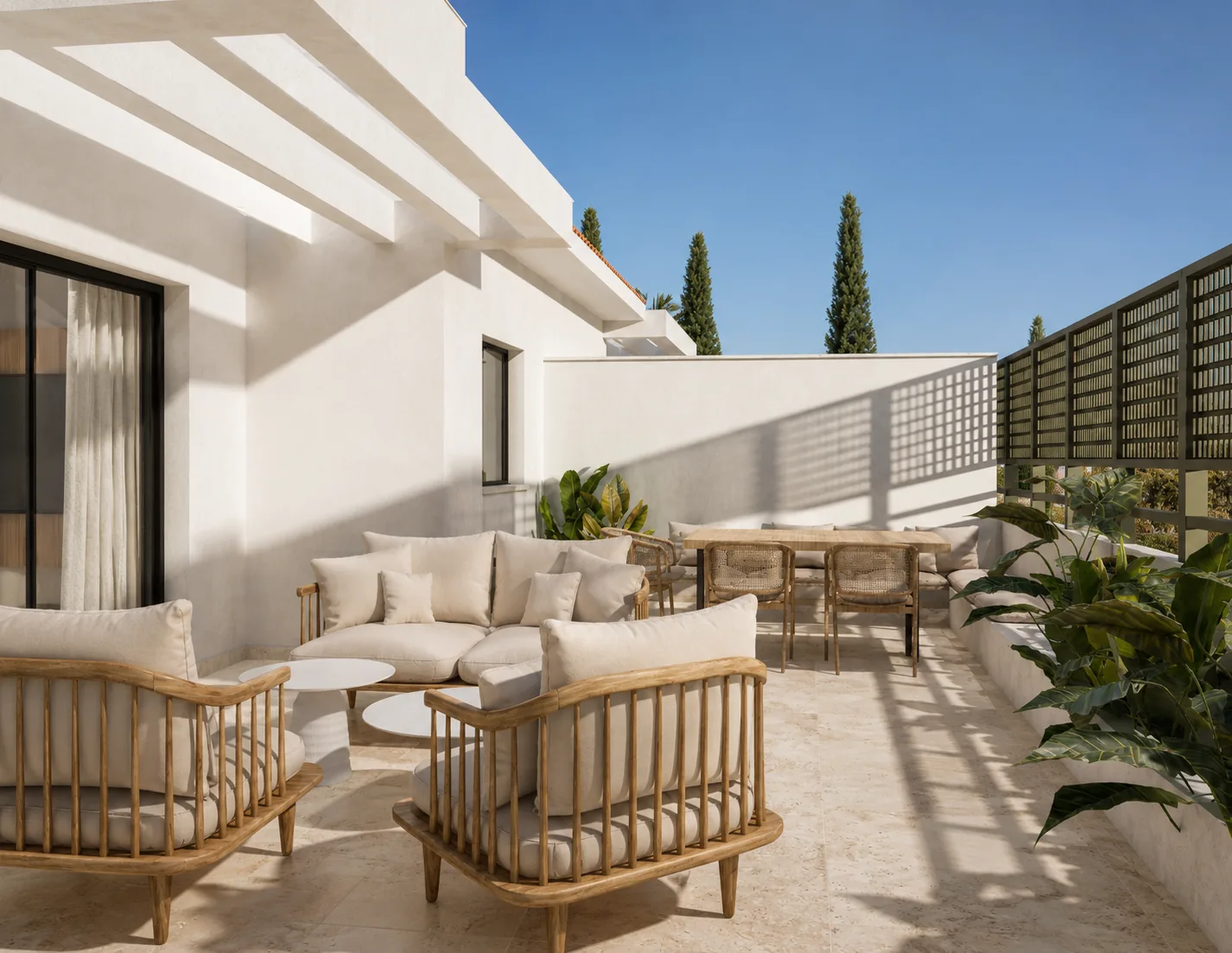 Terraza con pérgola y comedor exterior