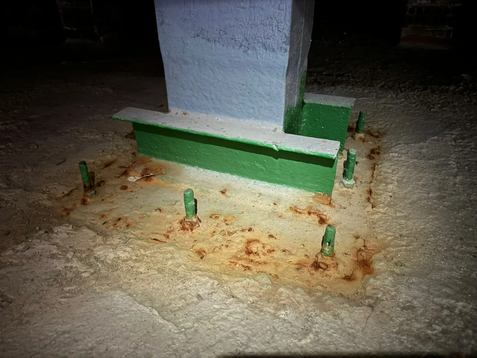 Base de pilar metálico con corrosión