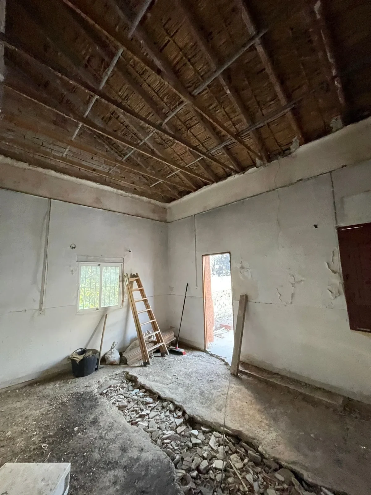 Interior de una casa antigua con forjado de vigas