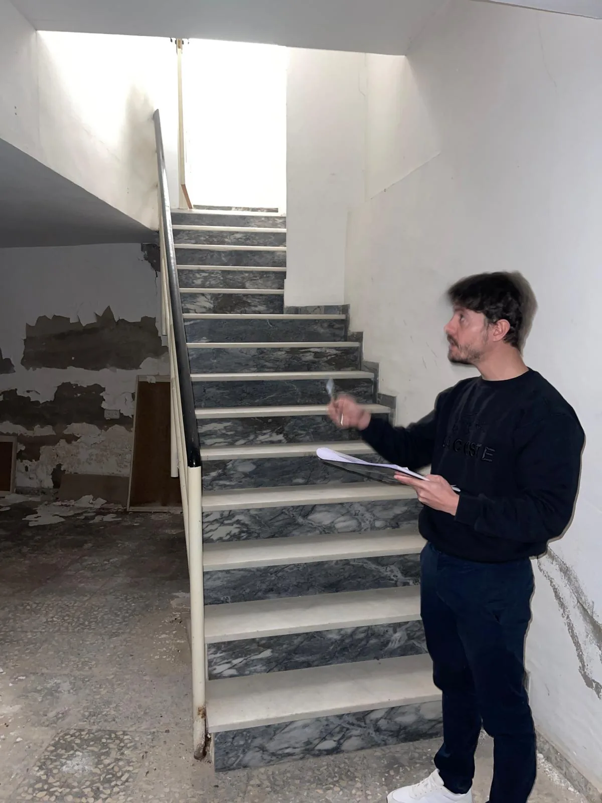 Toma de notas en la escalera del local