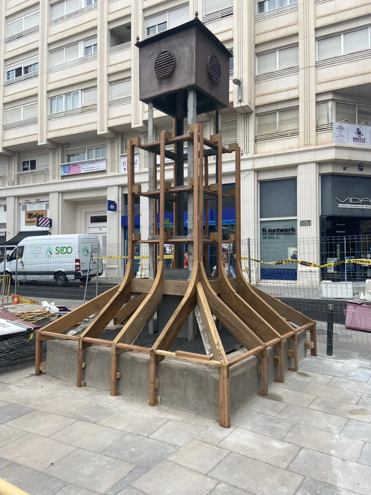 Escultura de madera terminada en una plaza
