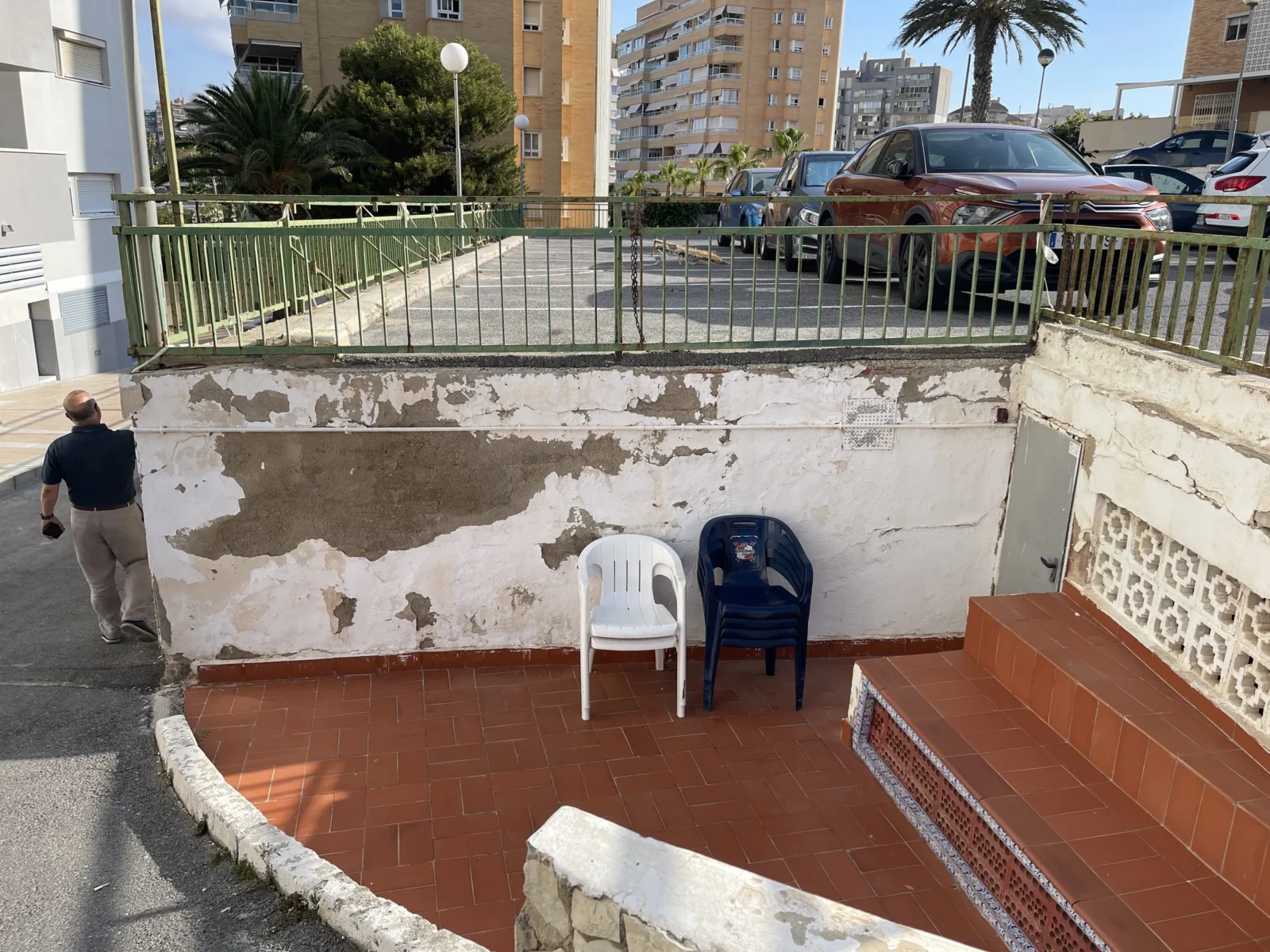 Patio deteriorado junto al muro perimetral