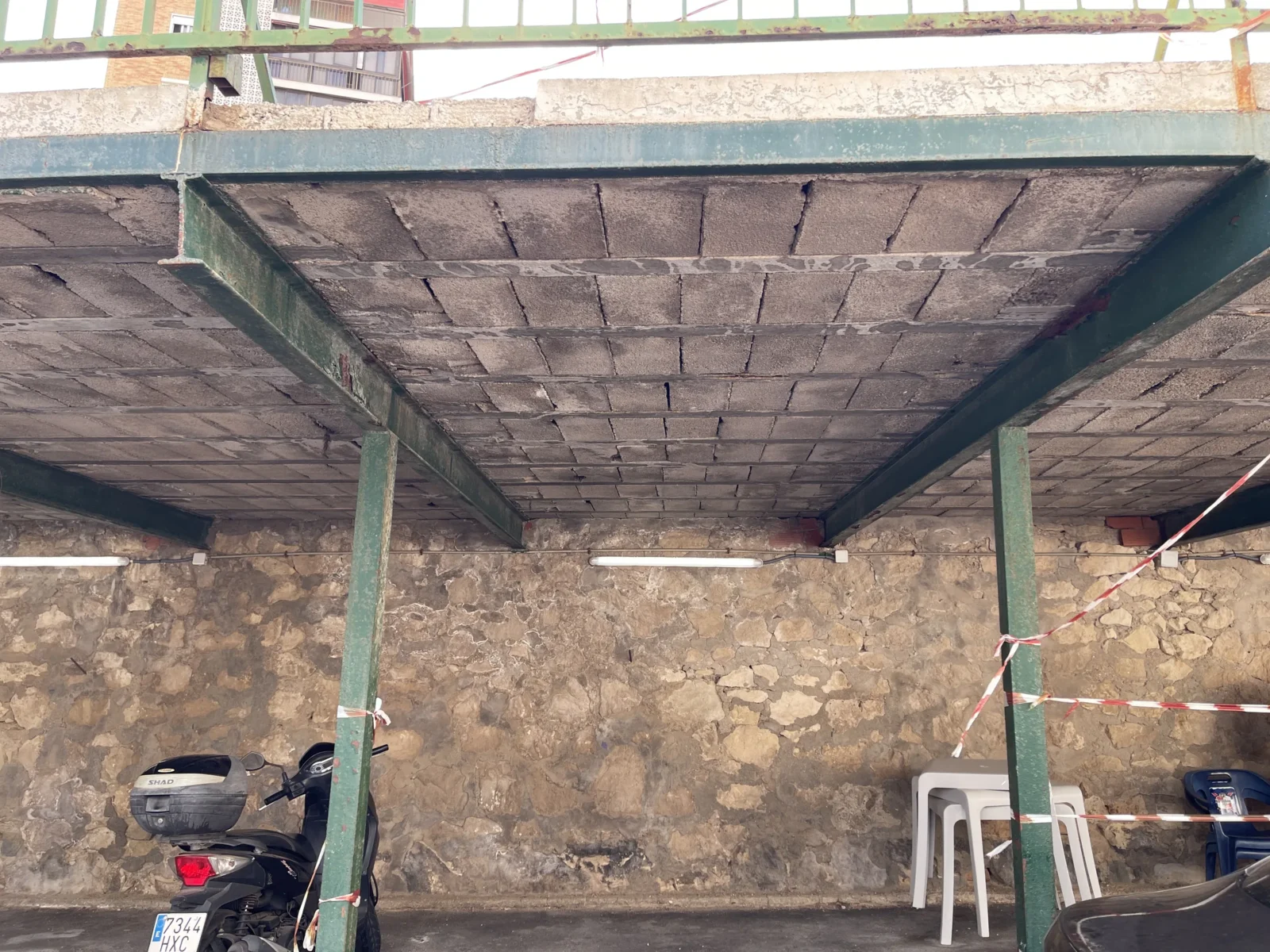 Pérgola de hormigón con daños