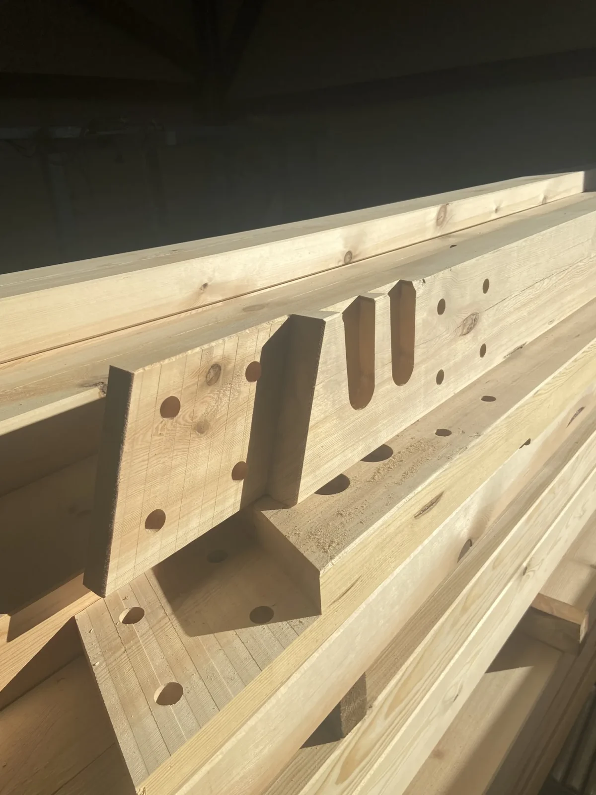 Piezas de madera mecanizadas para ensamblar