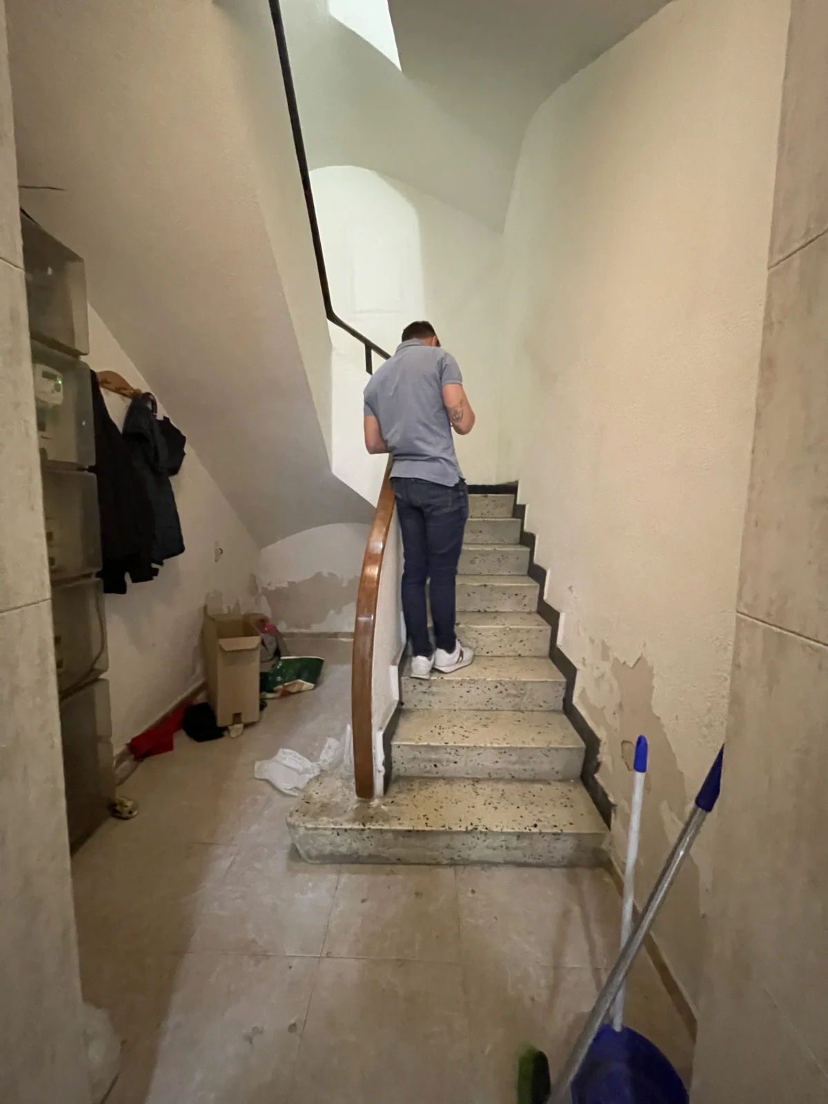 Revisión de la escalera de una vivienda entre medianeras