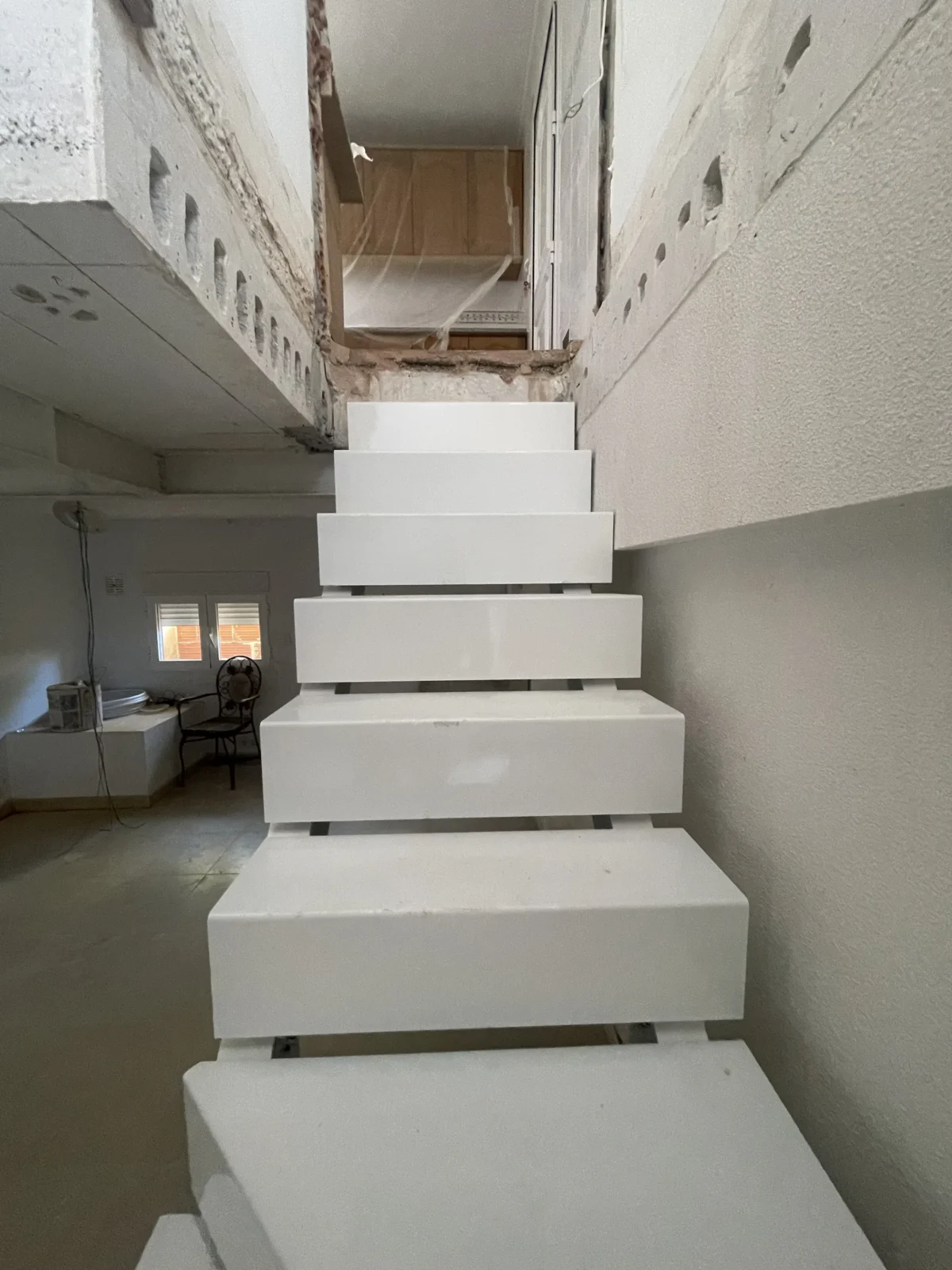 Escalera nueva de peldaños macizos