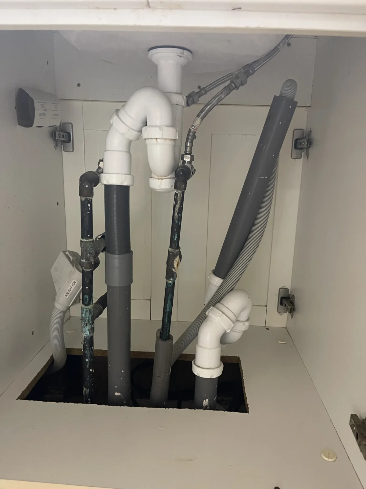 Revisión de instalaciones bajo el fregadero