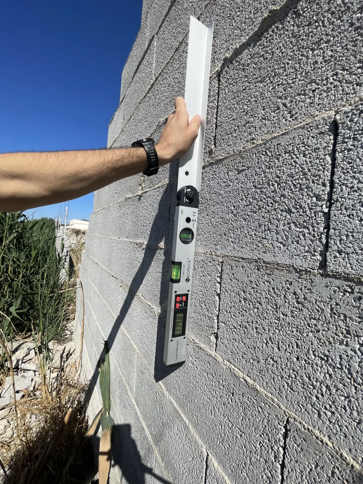 Comprobación de verticalidad de un muro de bloque