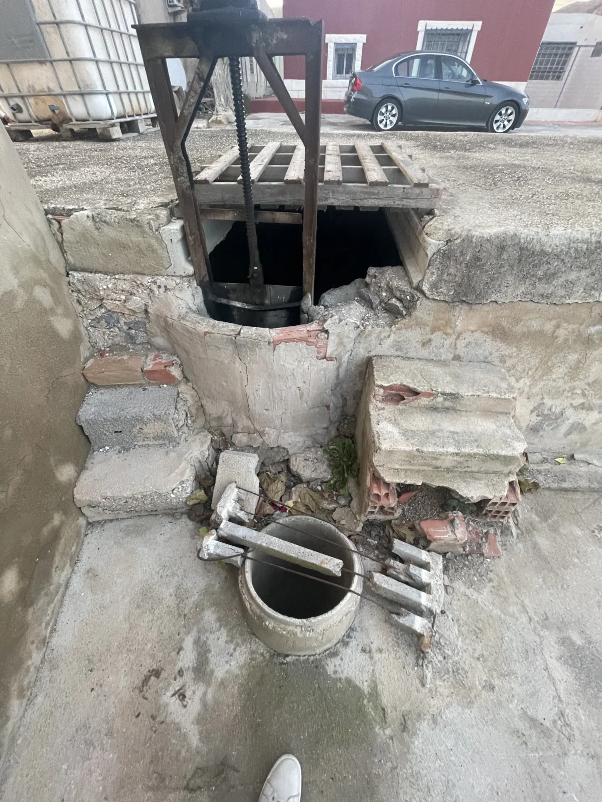 Arqueta de saneamiento abierta