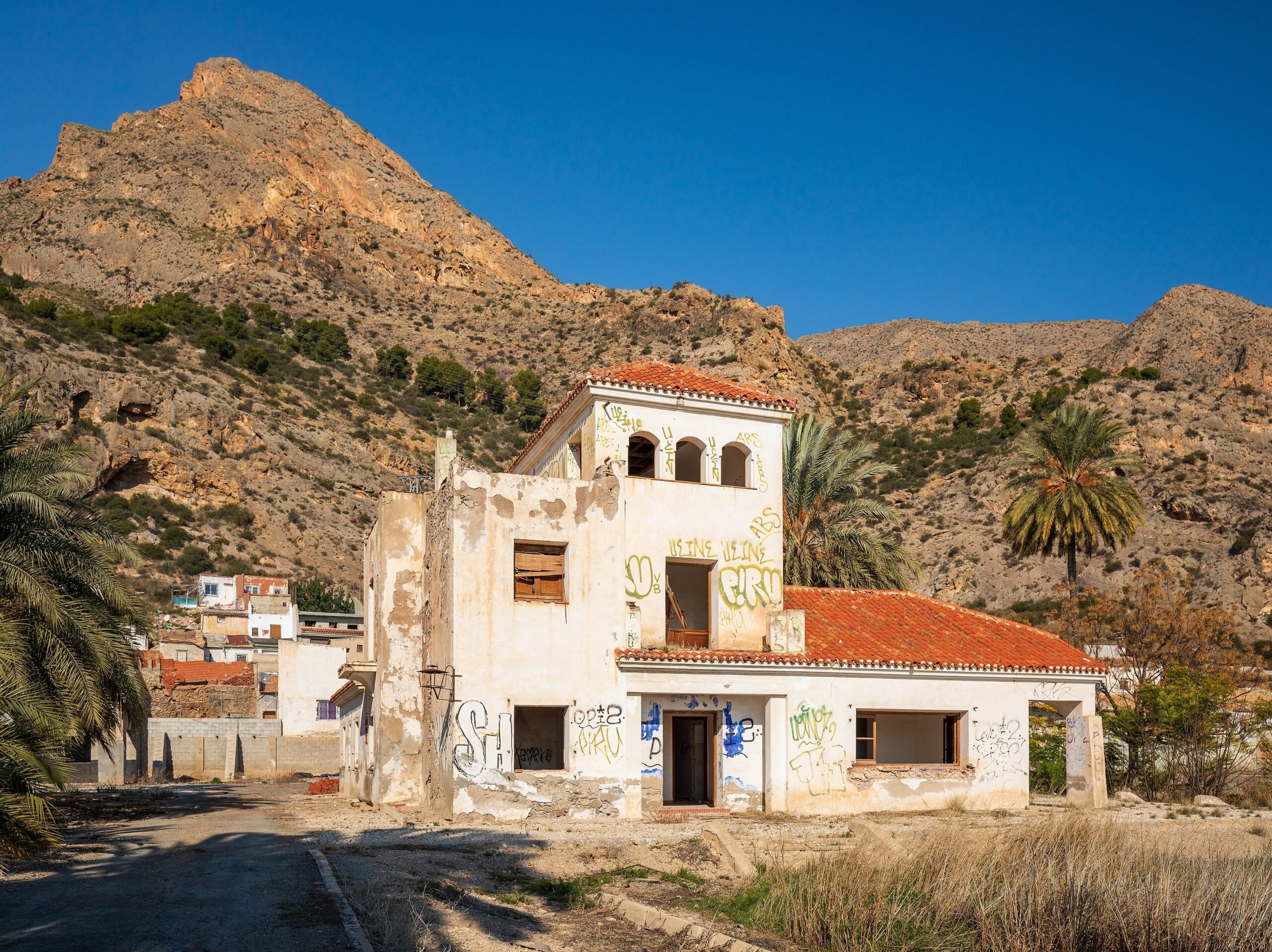 Edificio abandonado en Redován bajo la sierra de Callosa