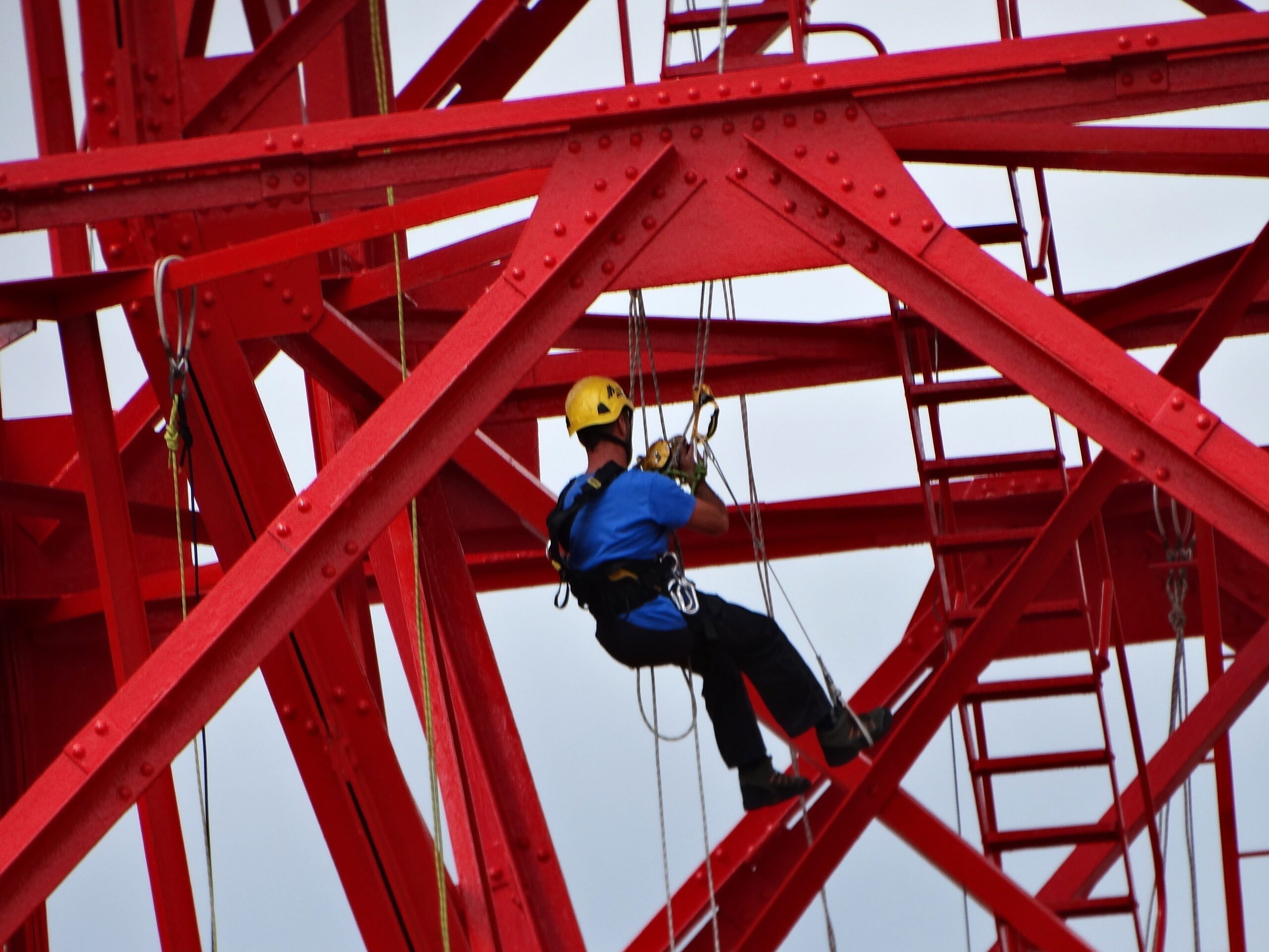 Operario trabajando en altura sobre una estructura metálica en Bilbao