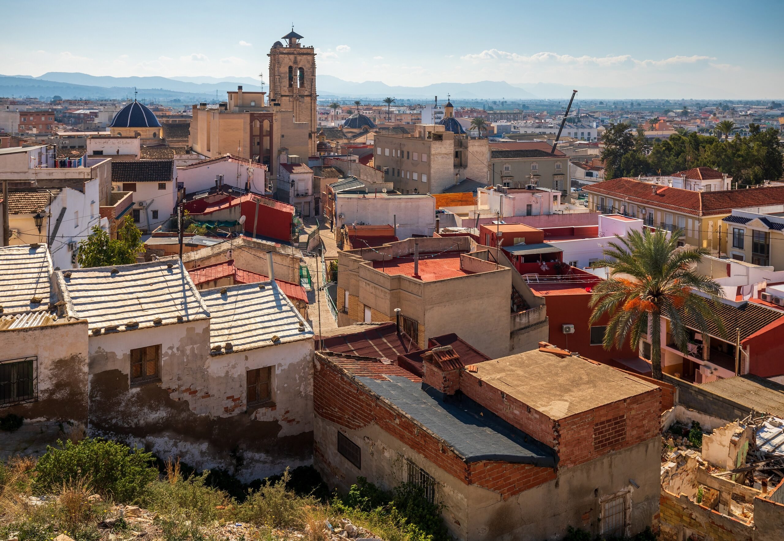 Tejados del casco histórico de Orihuela con la torre de la catedral