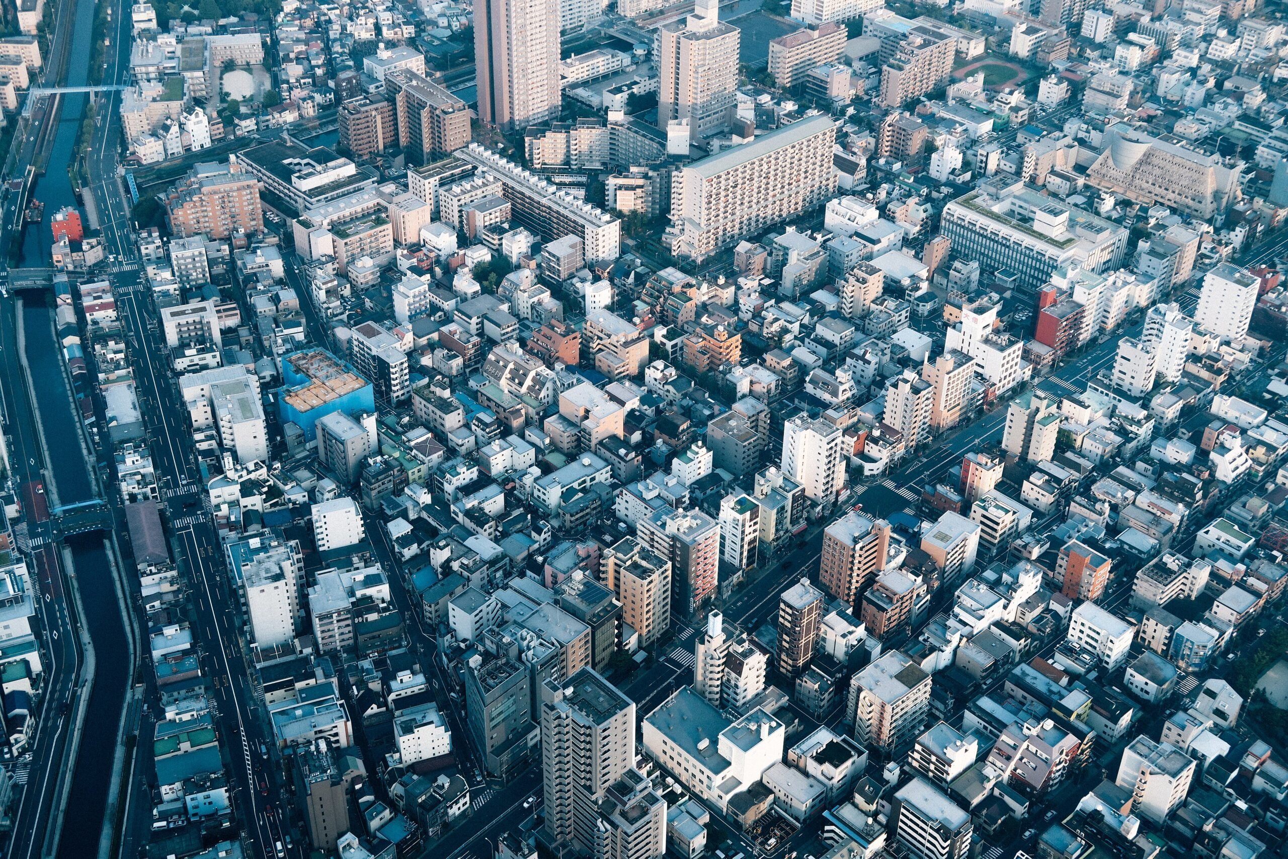 Vista aérea de un barrio residencial denso de Tokio