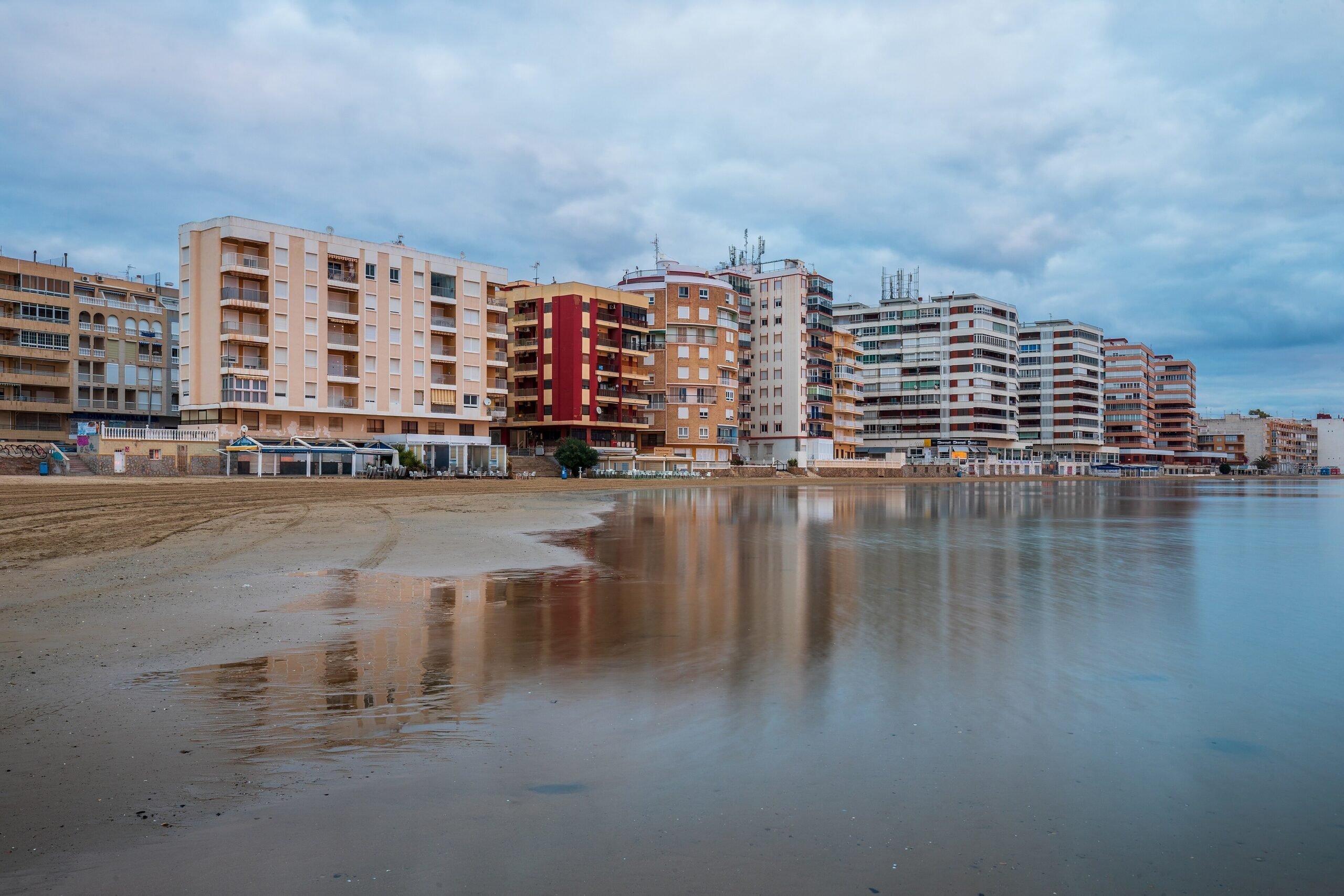 Edificios de apartamentos frente a la playa del Acequión en Torrevieja